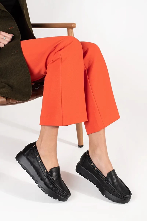 Stilīgas melnas sieviešu mokasīnas Stilīgas melnas sieviešu mokasīnas