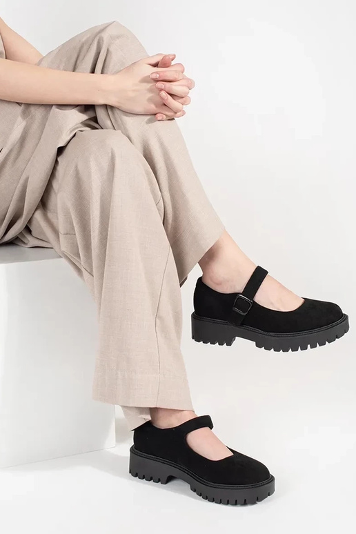 Melnas krāsas puszābaki ar platformu... Melnas krāsas puszābaki ar platformu...