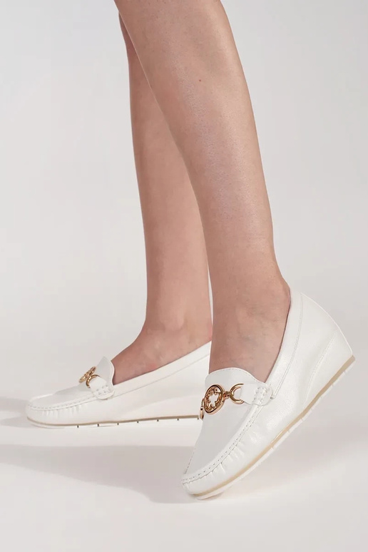 Baltas krāsas mokasīni uz papēža ar... Baltas krāsas mokasīni uz papēža ar...