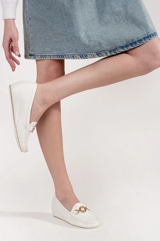 Baltas krāsas mokasīni uz papēža ar... Baltas krāsas mokasīni uz papēža ar...