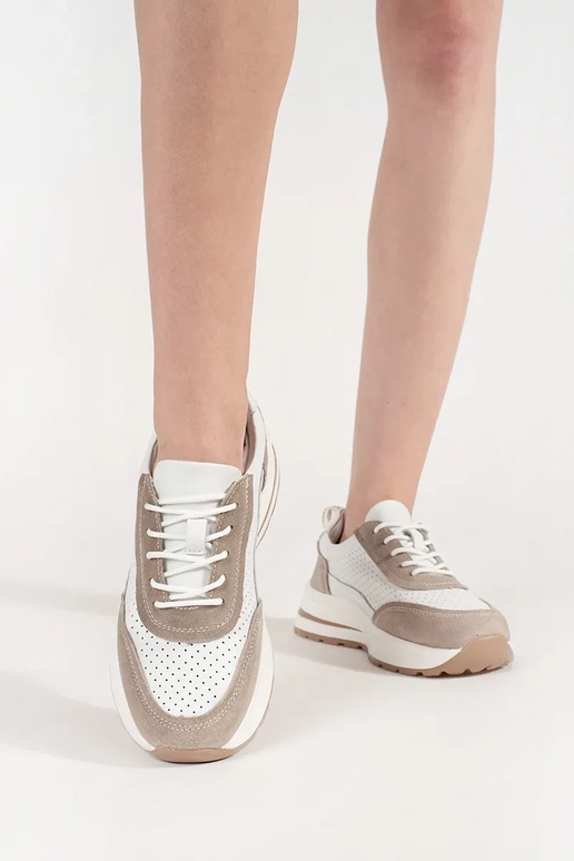 Ādas caurspīdīgi sporta apavi uz...