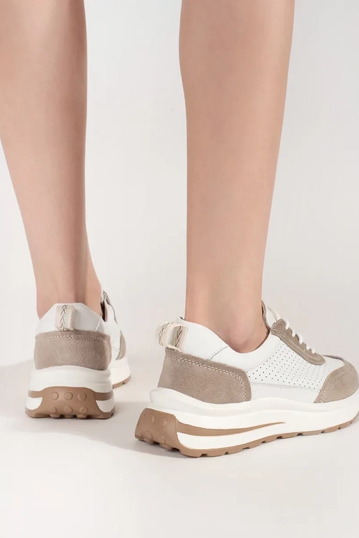 Ādas caurspīdīgi sporta apavi uz...