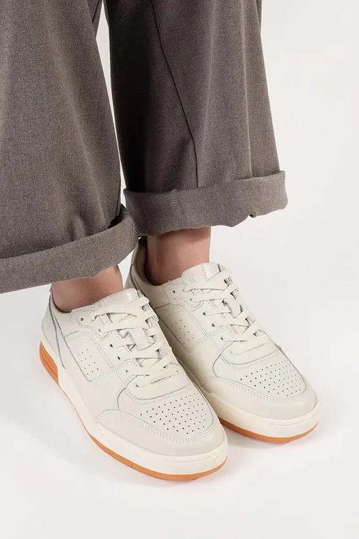 Dramatiskā kaula krāsas sneakers...