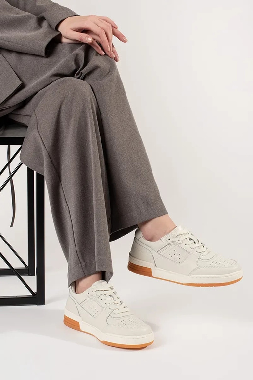 Dramatiskā kaula krāsas sneakers...