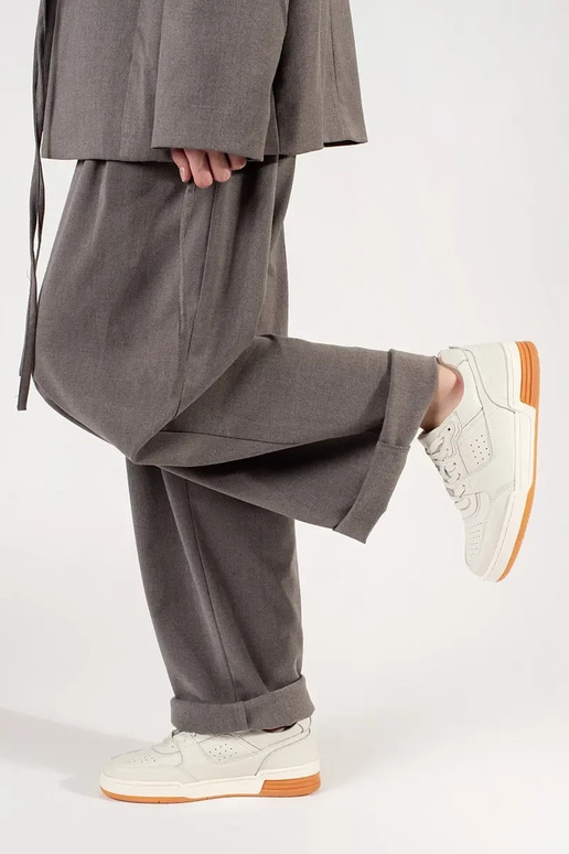 Dramatiskā kaula krāsas sneakers...