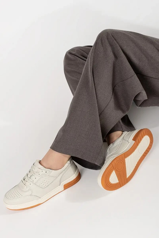 Dramatiskā kaula krāsas sneakers...