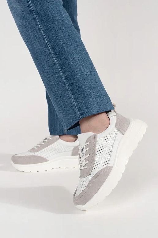 Ādas caurspīdīgi sporta apavi uz... Ādas caurspīdīgi sporta apavi uz...