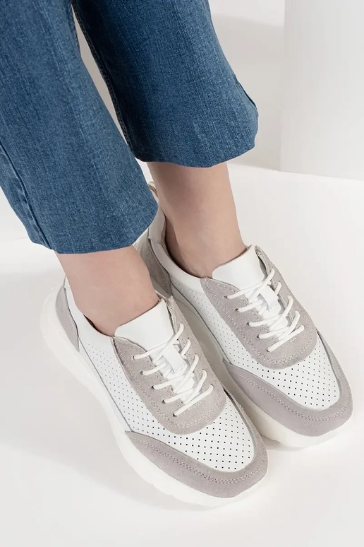 Ādas caurspīdīgi sporta apavi uz... Ādas caurspīdīgi sporta apavi uz...