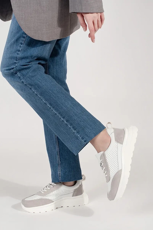 Ādas caurspīdīgi sporta apavi uz... Ādas caurspīdīgi sporta apavi uz...