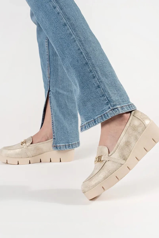 Zelta krāsas mokasīni uz pleca ar ķēdi Zelta krāsas mokasīni uz pleca ar ķēdi