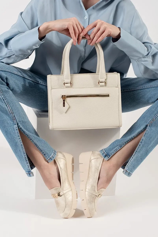 Zelta krāsas mokasīni uz pleca ar ķēdi Zelta krāsas mokasīni uz pleca ar ķēdi