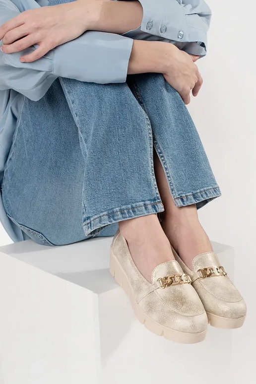 Zelta krāsas mokasīni uz pleca ar ķēdi Zelta krāsas mokasīni uz pleca ar ķēdi