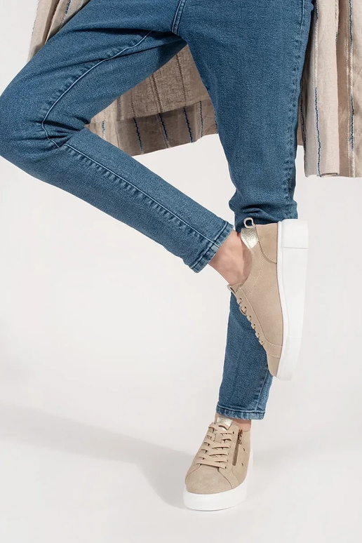 Smilšu krāsas sporta apavi uz bieza...