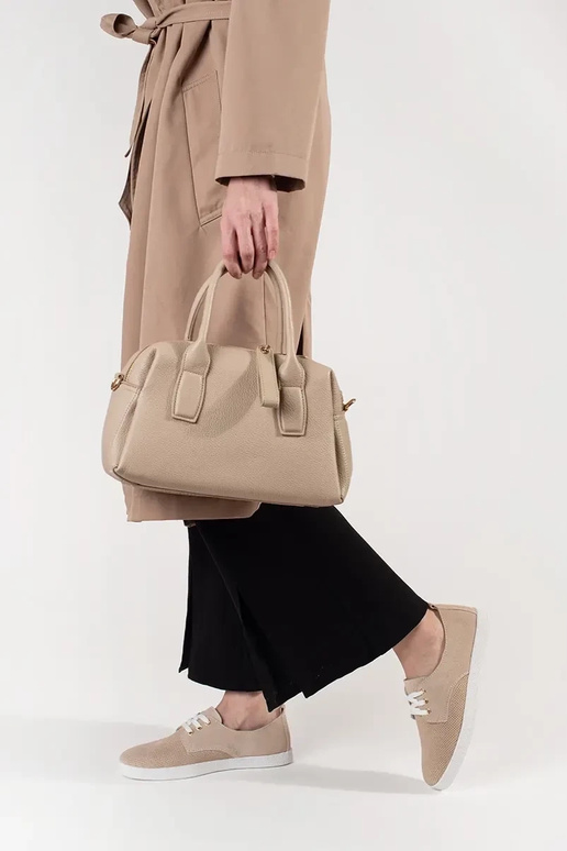 Smilšu krāsas sporta apavi ar... Smilšu krāsas sporta apavi ar...