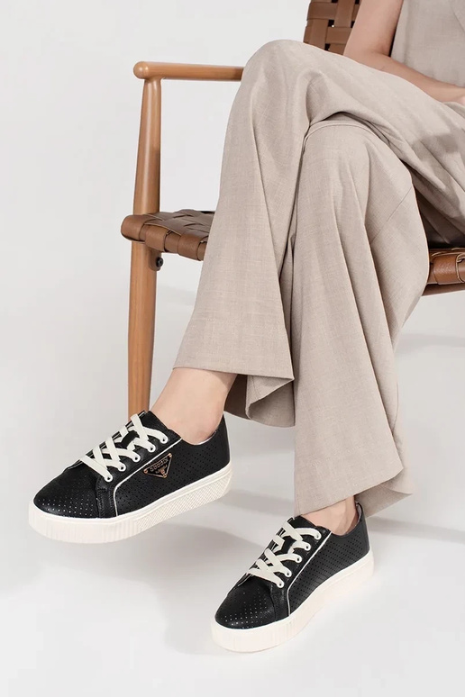 Melnas krāsas ādas sporta apavi ar... Melnas krāsas ādas sporta apavi ar...