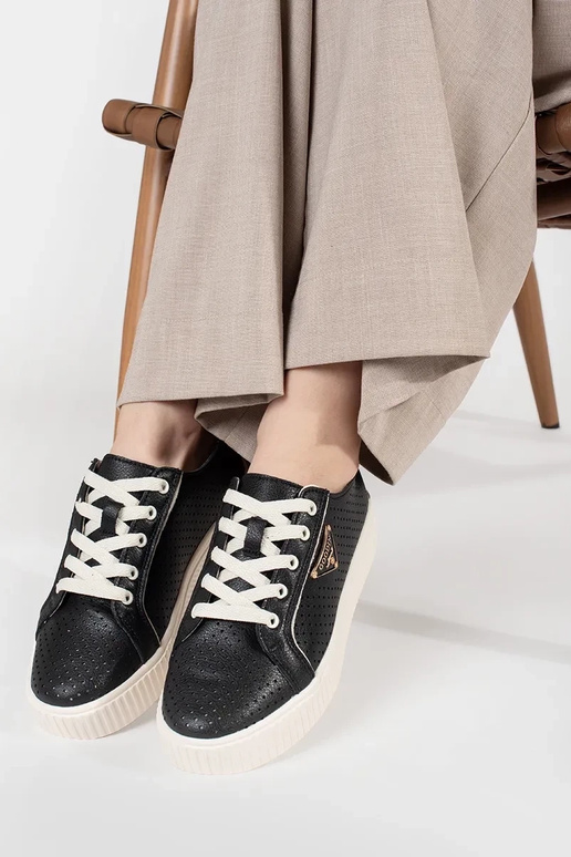 Melnas krāsas ādas sporta apavi ar... Melnas krāsas ādas sporta apavi ar...