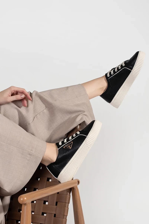 Melnas krāsas ādas sporta apavi ar... Melnas krāsas ādas sporta apavi ar...