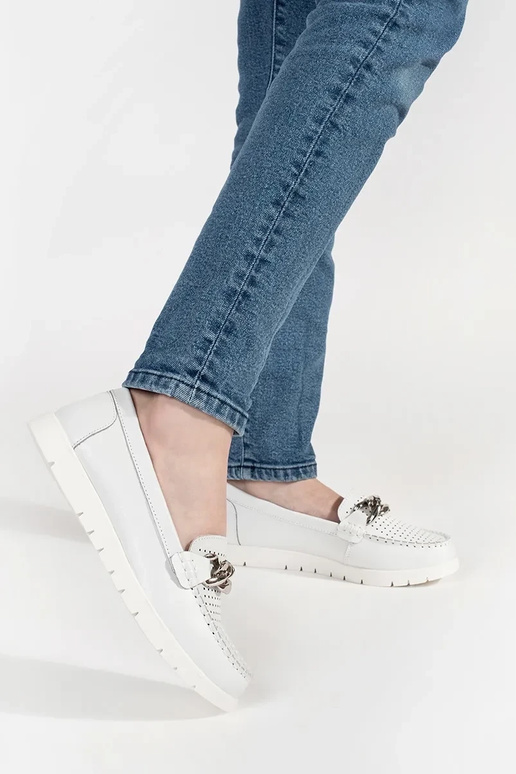 Ādas baltas krāsas mokasīni ar ķēdi... Ādas baltas krāsas mokasīni ar ķēdi...