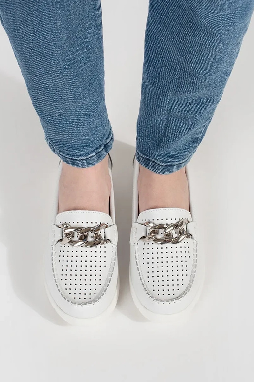 Ādas baltas krāsas mokasīni ar ķēdi... Ādas baltas krāsas mokasīni ar ķēdi...