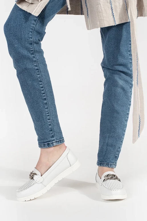 Ādas baltas krāsas mokasīni ar ķēdi... Ādas baltas krāsas mokasīni ar ķēdi...