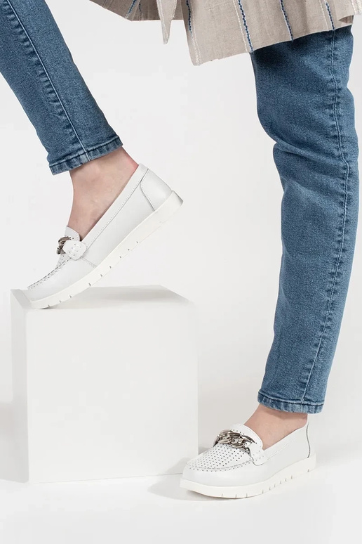 Ādas baltas krāsas mokasīni ar ķēdi... Ādas baltas krāsas mokasīni ar ķēdi...