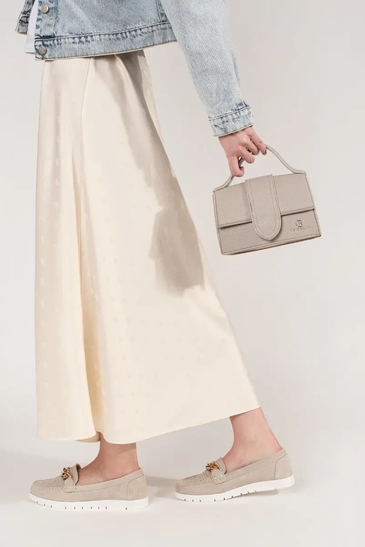 Smilšu krāsas ādas mokasinai ar ķēdi... Smilšu krāsas ādas mokasinai ar ķēdi...