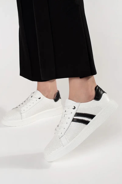 Balti sporta apavi ar caurumiem no... Balti sporta apavi ar caurumiem no...