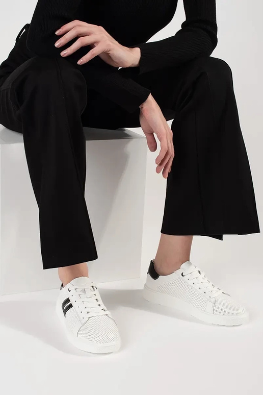 Balti sporta apavi ar caurumiem no... Balti sporta apavi ar caurumiem no...