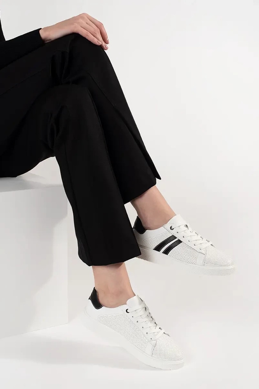 Balti sporta apavi ar caurumiem no... Balti sporta apavi ar caurumiem no...