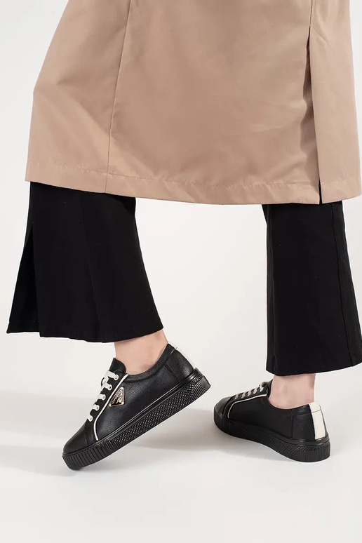 Ādas melnas sneakers modeļa kurpes uz...