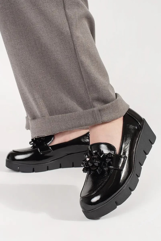 Melnas mokasīnas uz pleca ar stilīgu... Melnas mokasīnas uz pleca ar stilīgu...