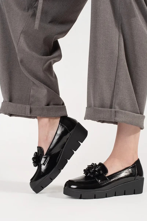 Melnas mokasīnas uz pleca ar stilīgu... Melnas mokasīnas uz pleca ar stilīgu...