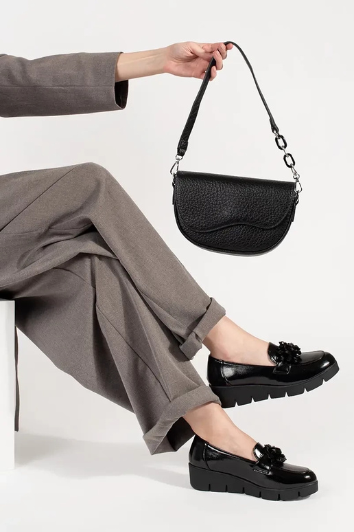 Melnas mokasīnas uz pleca ar stilīgu... Melnas mokasīnas uz pleca ar stilīgu...
