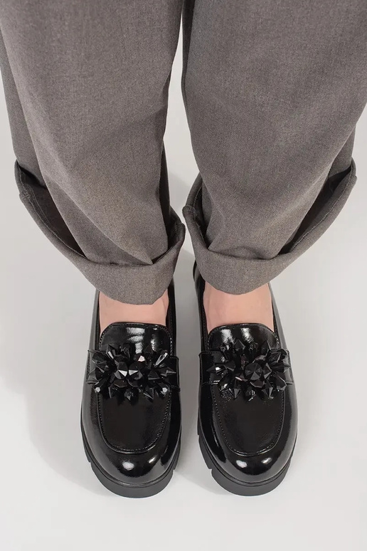 Melnas mokasīnas uz pleca ar stilīgu... Melnas mokasīnas uz pleca ar stilīgu...