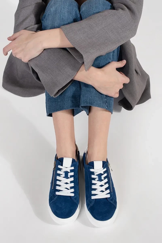 Zilas krāsas sporta apavi uz bieza... Zilas krāsas sporta apavi uz bieza...