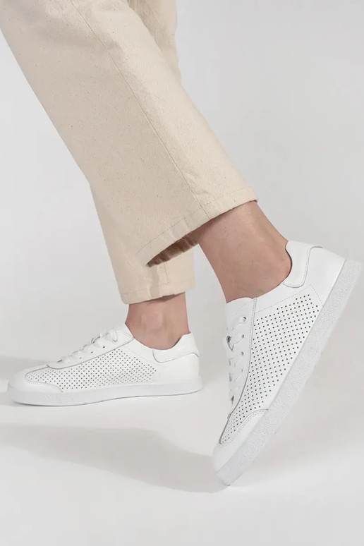 Baltas krāsas sporta apavi... Baltas krāsas sporta apavi...