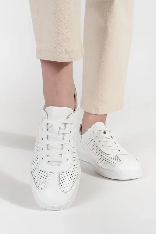 Baltas krāsas sporta apavi... Baltas krāsas sporta apavi...