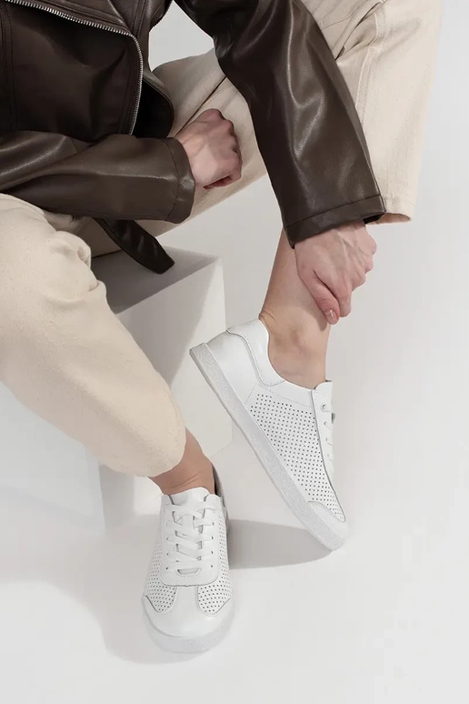 Baltas krāsas sporta apavi... Baltas krāsas sporta apavi...