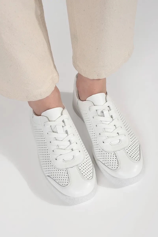 Baltas krāsas sporta apavi... Baltas krāsas sporta apavi...