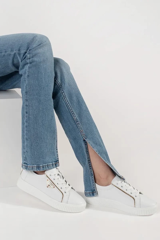 Balti ādas sneakers modeļa apavi uz...