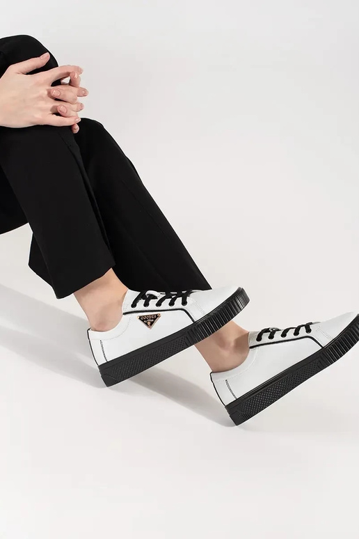 Balti un melni ādas sneakers modeļa...