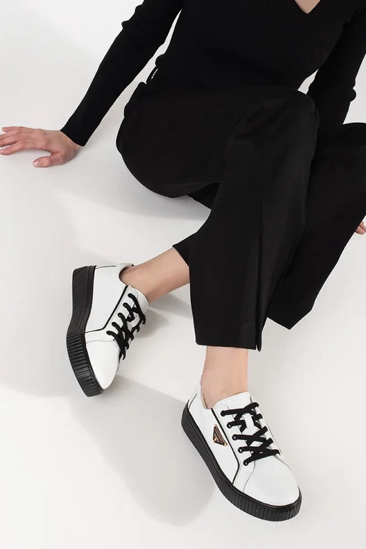 Balti un melni ādas sneakers modeļa...