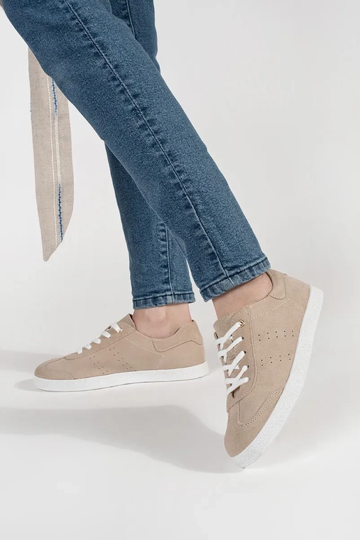 Smilšu krāsas sporta apavi no ādas Smilšu krāsas sporta apavi no ādas