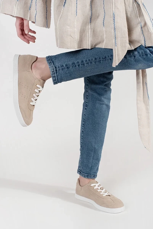 Smilšu krāsas sporta apavi no ādas Smilšu krāsas sporta apavi no ādas