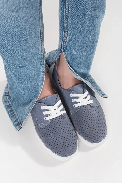 Zili apavi ar caurumiem no dabīgās ādas Zili apavi ar caurumiem no dabīgās ādas