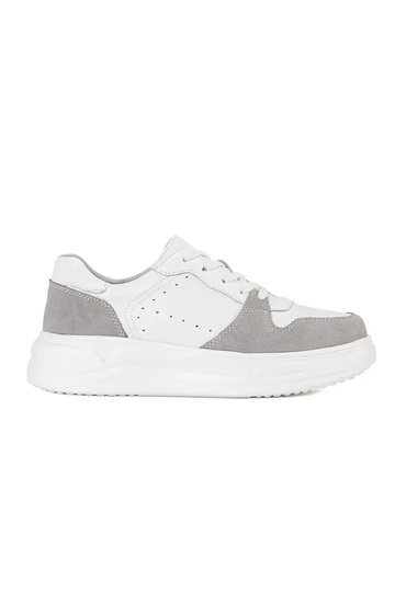 Baltas krāsas ādas sneakers...