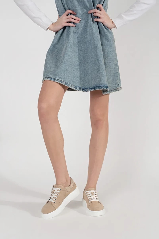 Smilšu krāsas ādas sporta apavi uz... Smilšu krāsas ādas sporta apavi uz...