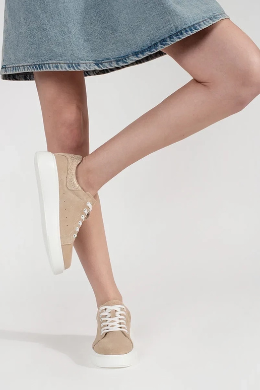 Smilšu krāsas ādas sporta apavi uz... Smilšu krāsas ādas sporta apavi uz...