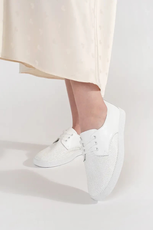 Baltas krāsas sporta apavi perforēti...