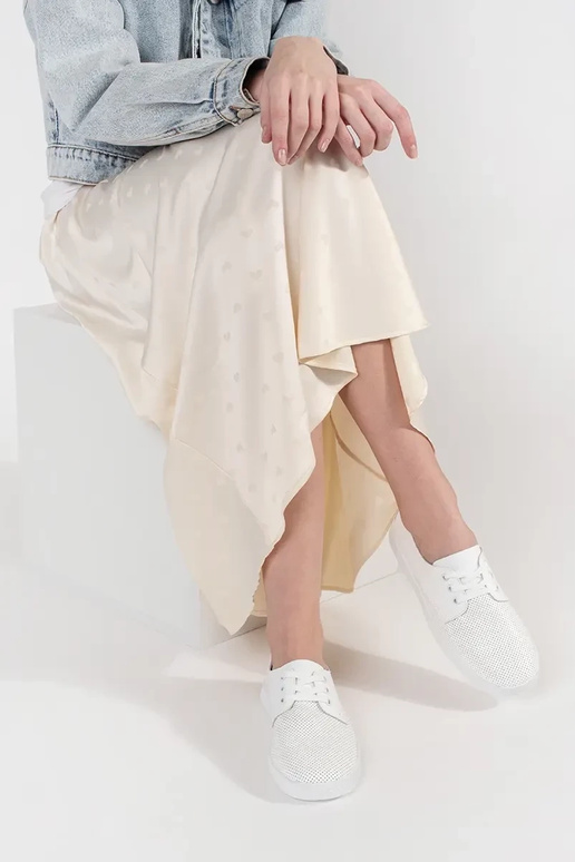 Baltas krāsas sporta apavi perforēti...